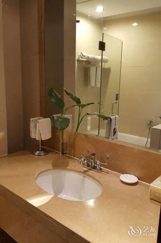 Golden Dragonball Hotel Guilin Bagian luar foto